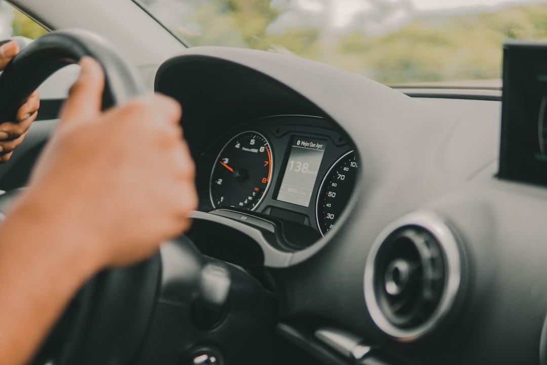 Legislação de Trânsito 2026: Limites de Ruído para Carros e Motos